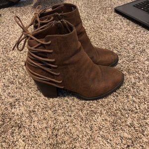 Cute suede brown booties!